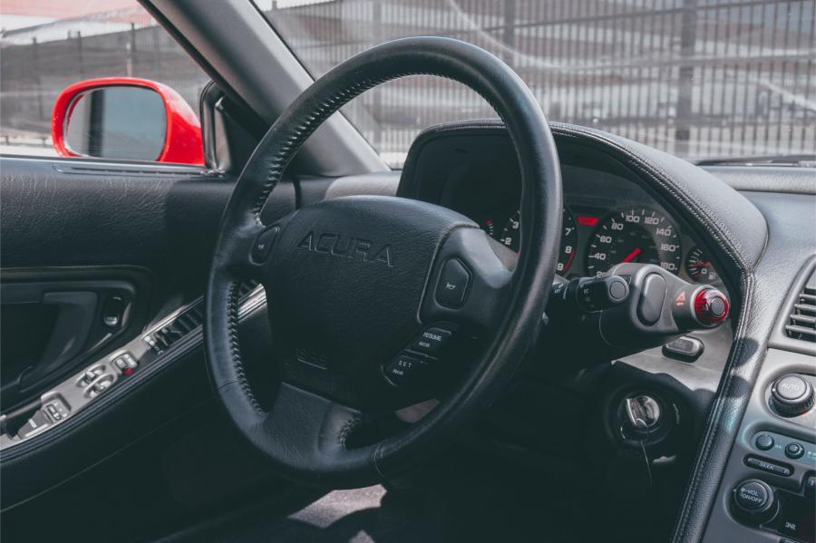 Детали интерьера Acura NSX 1991 года  (фото 34 из 61)